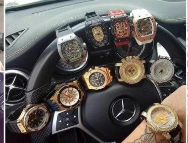 Τα πλουσιόπαιδα της Ελλάδας βγάζουν φωτογραφίες στο Instagram με Ρόλεξ και κλειδιά Πόρσε πάνω από τα ψηφοδέλτια (φώτο)